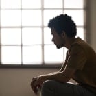 jeune homme seul dans sa chambre