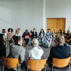 groupe de parole, réunion, meeting, assemblée, vote, action de groupe, class action, association, groupe de personnes votant à main levée