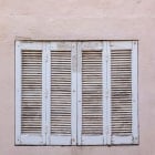 volets clos d'un bâtiment