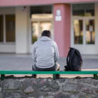 jeune garçon, adolescent, solitude, harcèlement, violence, isolement, collège, lycée, enfance, masculin