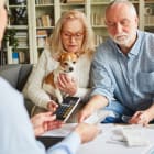 Senior, couple, retraités, argent, finances, aide, comptable, successions, chien