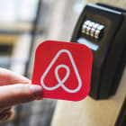 Airbnb logo, meublé de tourisme, boîte à clés