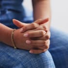 femme, victime, consultation médicale, santé mentale, anxiété, attente, traumatisme, psychologie,