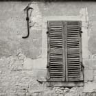 fenêtre fermée, volets, maison abandonnée, logement vacant, immobilier