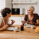 couple, LGBTQI+, colocation, senior, femmes, petit-déjeuner, alimentation, vie commune