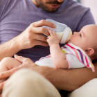 père, bébé, enfant, famille, congé paternité, care, soin, parentalité, biberon, lait infantile