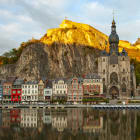 Vue sur la citadelle de la ville wallonne de Belgique Dinant en automne, au coucher du soleil