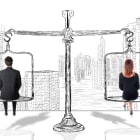 Un homme et une femme sur une balance devant une ville dessinée en noir et blanc, concept de l'égalité homme-femme