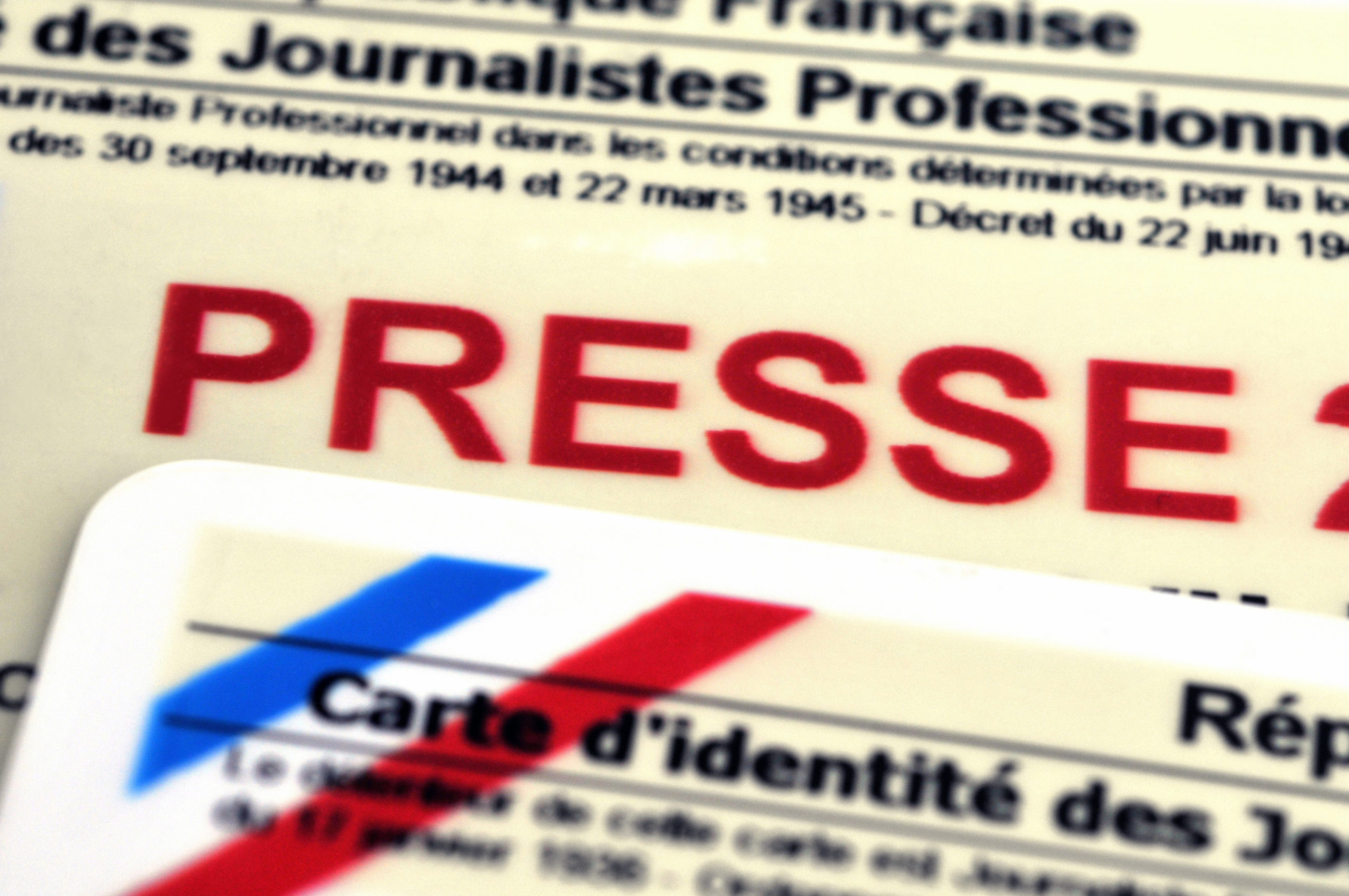 Affaire Valeurs actuelles : Gare à la confusion entre droit et déontologie du journalisme !