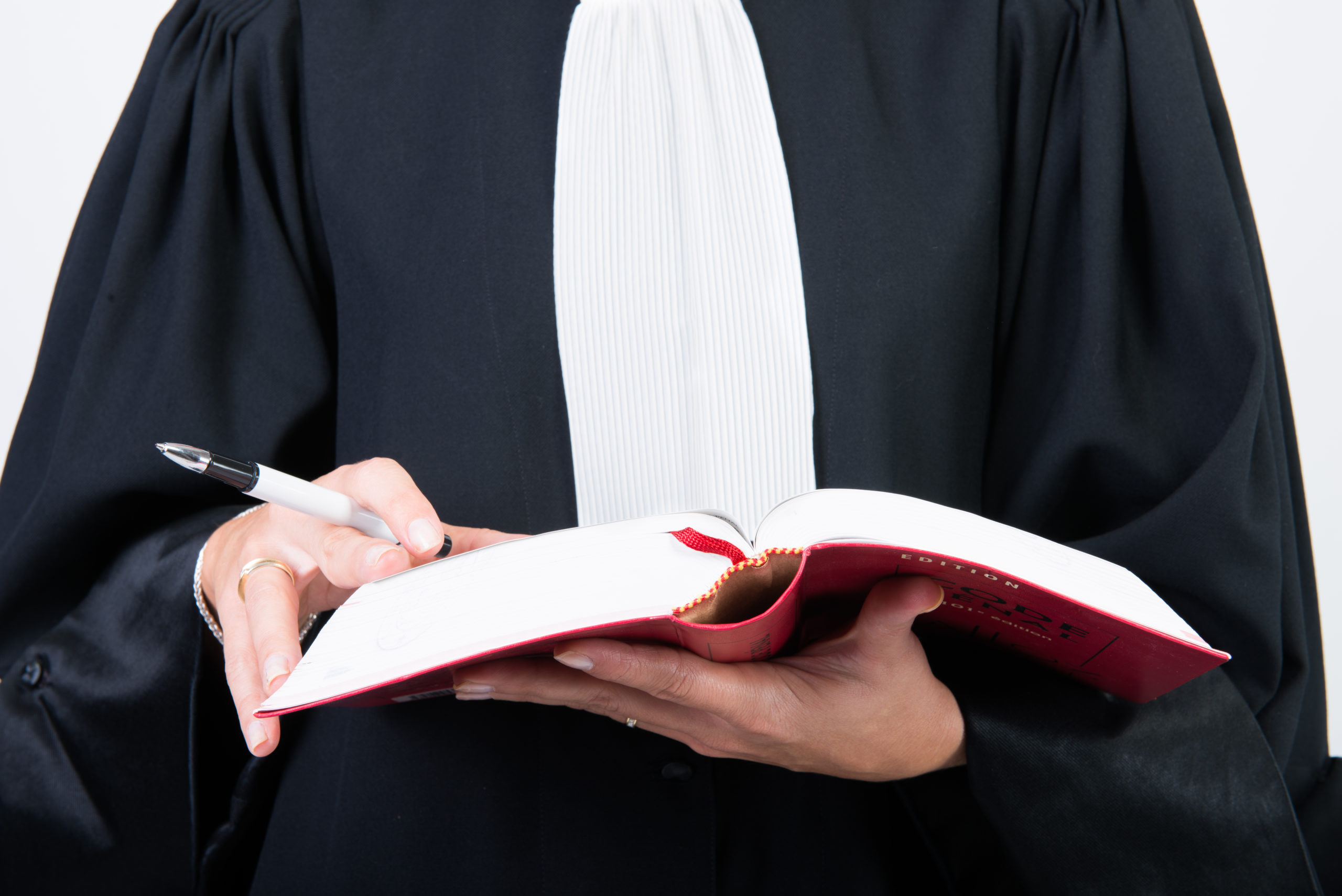 Robe d'avocat et signes distinctifs : le CNB pose la règle de l