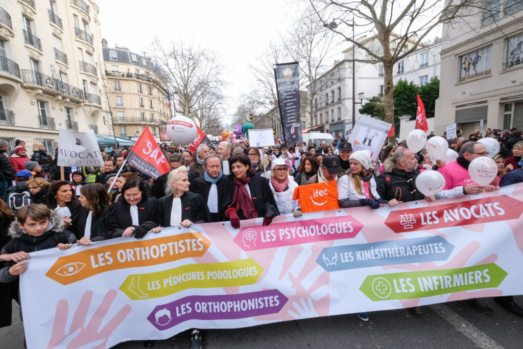 À Paris, les avocats battent le pavé pour défendre leur retraite