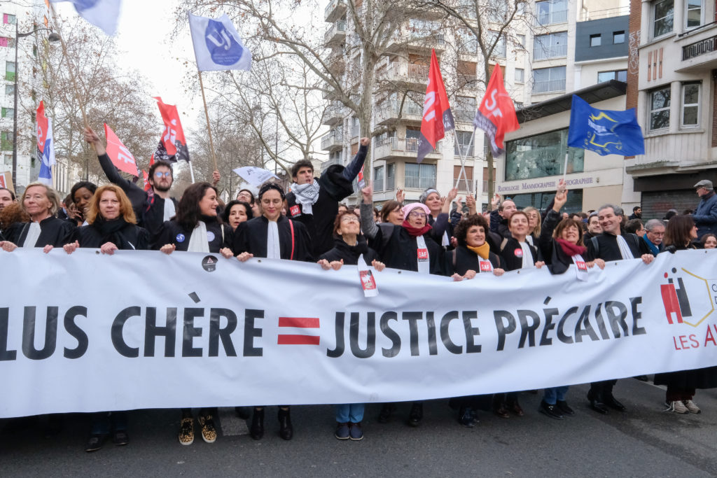 À Paris, les avocats battent le pavé pour défendre leur retraite