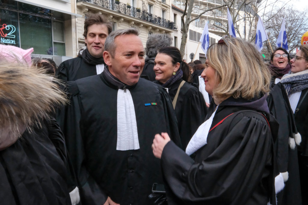 À Paris, les avocats battent le pavé pour défendre leur retraite