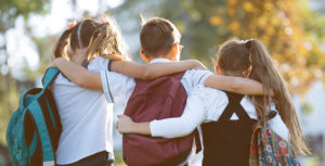 Enfants se tenant par les épaules