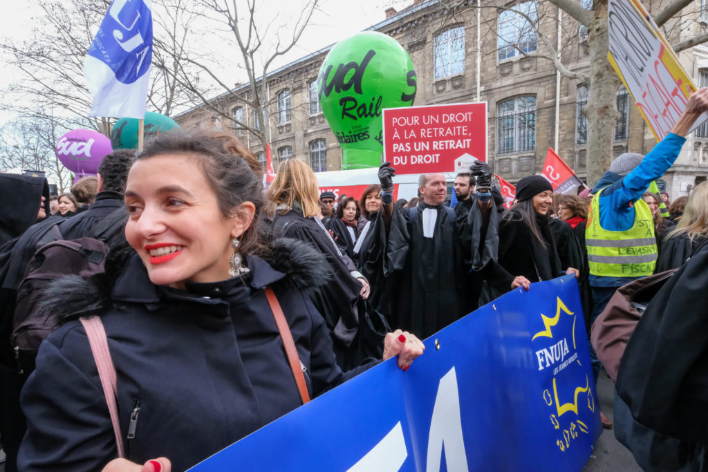 À Paris, les avocats battent le pavé pour défendre leur retraite