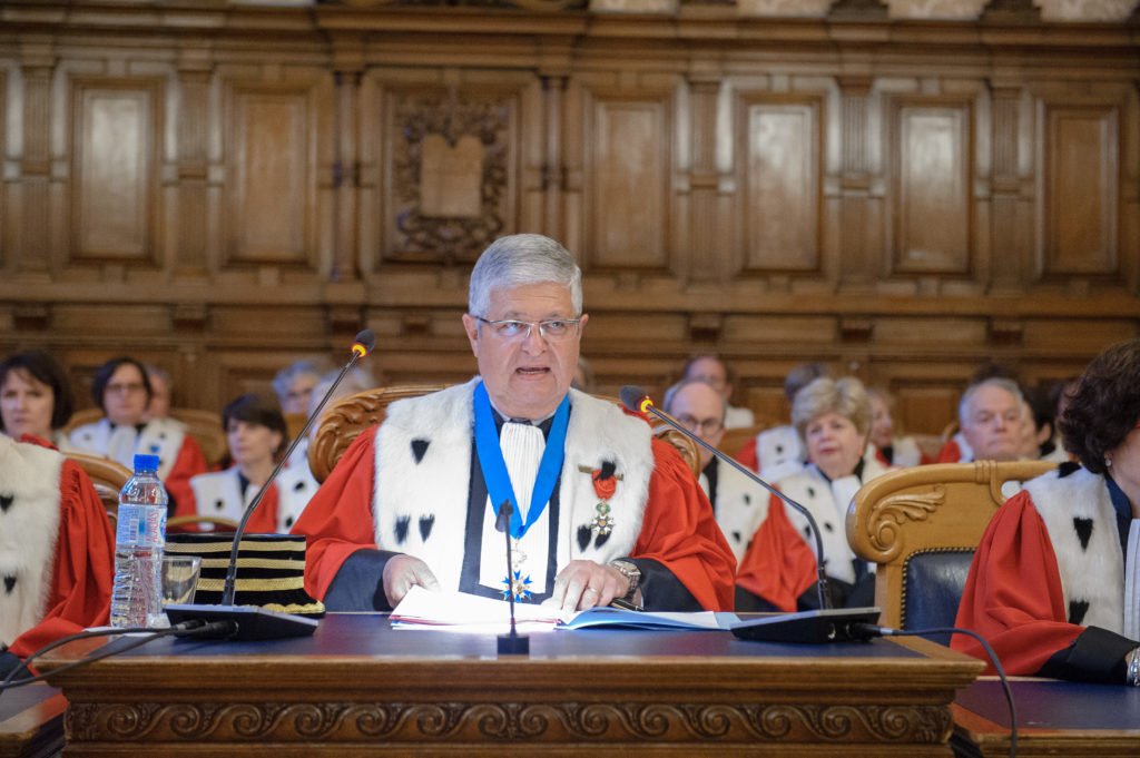 À la cour de Paris, bientôt la paix des robes ?