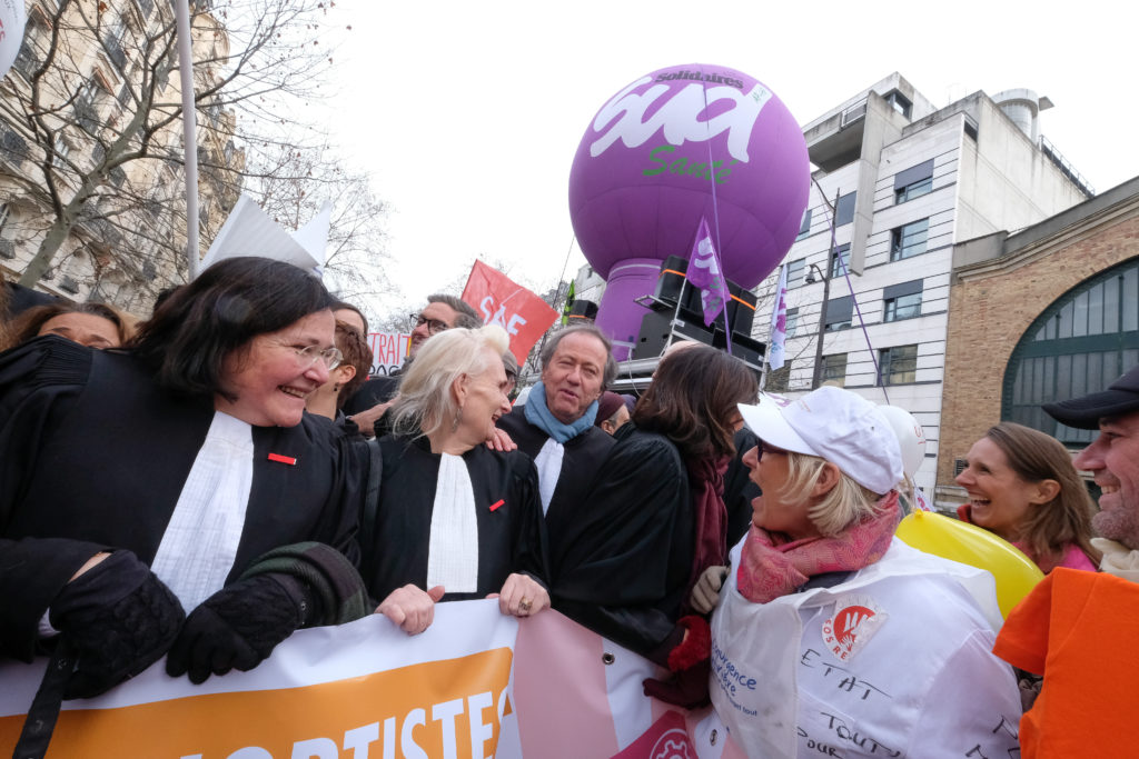 À Paris, les avocats battent le pavé pour défendre leur retraite