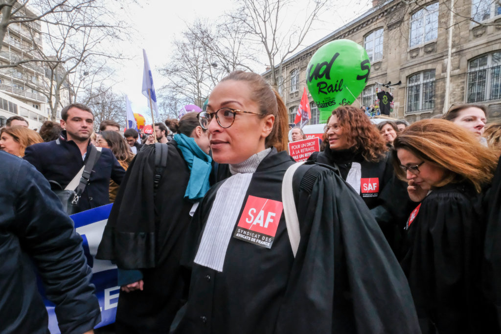 À Paris, les avocats battent le pavé pour défendre leur retraite