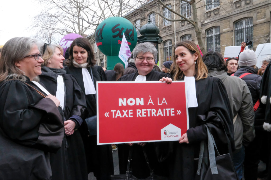 À Paris, les avocats battent le pavé pour défendre leur retraite