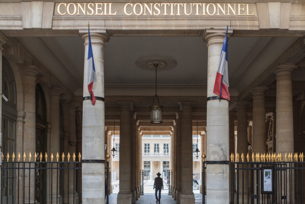 Les « circonstances particulières » que nous vivons actuellement justifient même que le Conseil constitutionnel accepte qu’il soit dérogé à des dispositions de la Constitution relatives à la passation de lois organiques