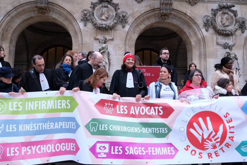 Les avocats battent le pavé parisien pour défendre leur système de retraite