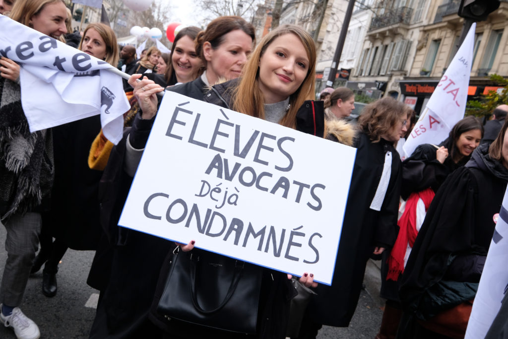 Les avocats battent le pavé parisien pour défendre leur système de retraite