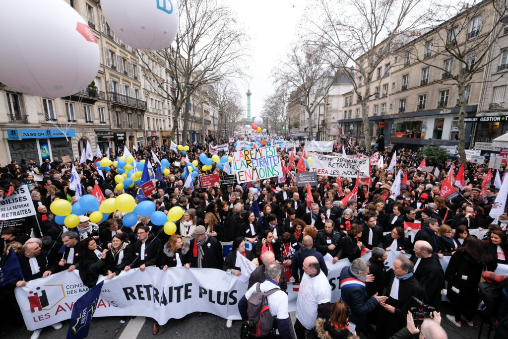 Les avocats battent le pavé parisien pour défendre leur système de retraite