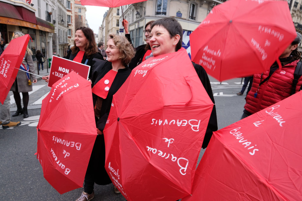 Les avocats battent le pavé parisien pour défendre leur système de retraite