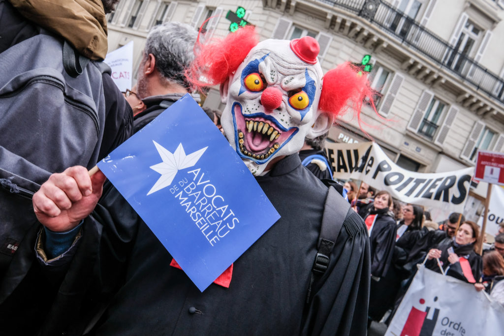 Les avocats battent le pavé parisien pour défendre leur système de retraite