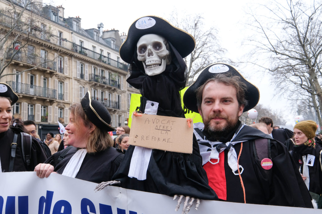 Les avocats battent le pavé parisien pour défendre leur système de retraite