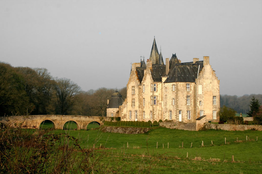 Mayenne : visites d’Évron et de Bourgon autour d’un restaurant !