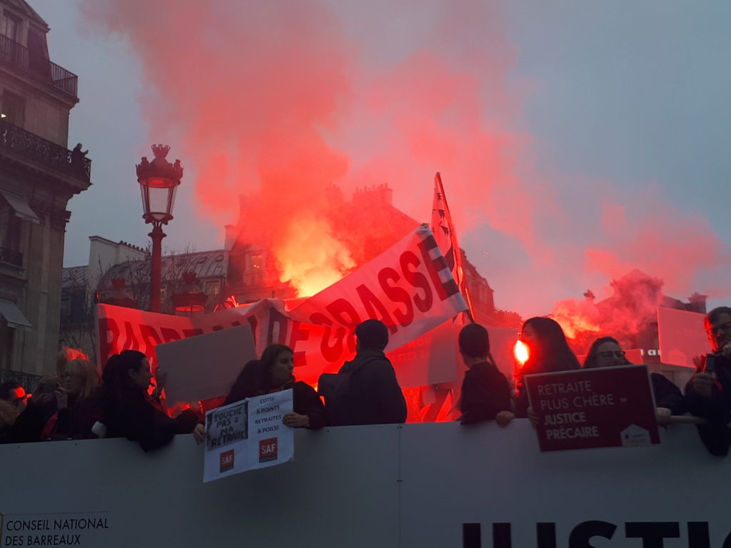 Les avocats battent le pavé parisien pour défendre leur système de retraite