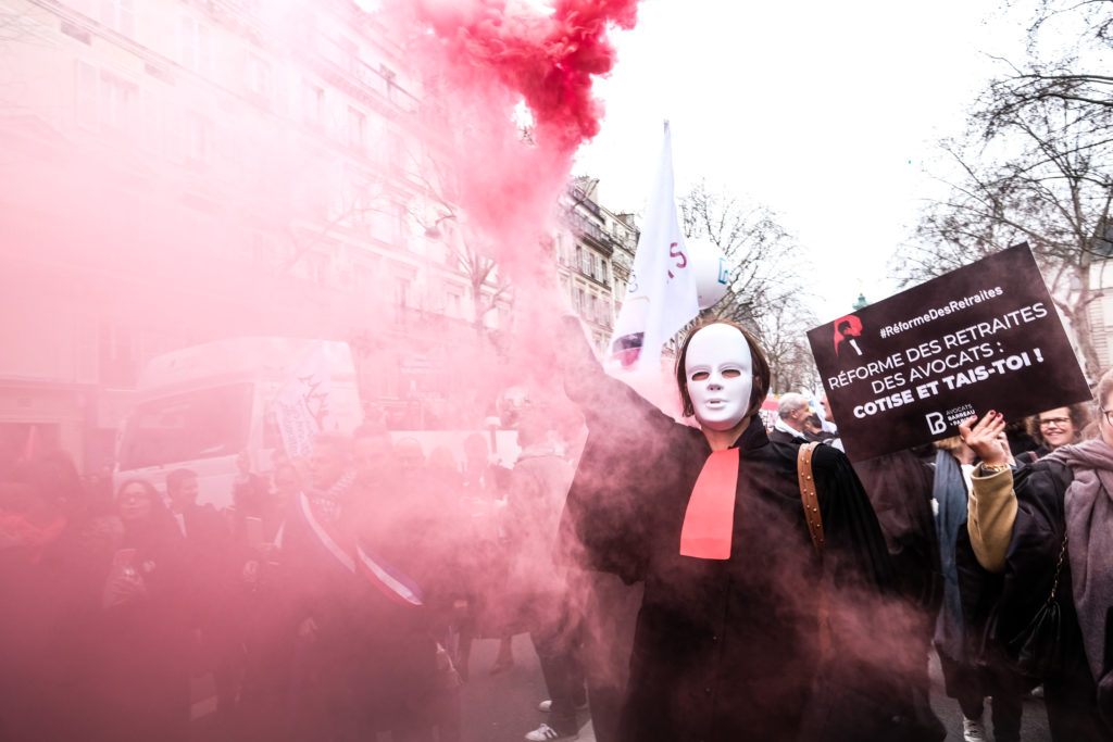 Les avocats battent le pavé parisien pour défendre leur système de retraite