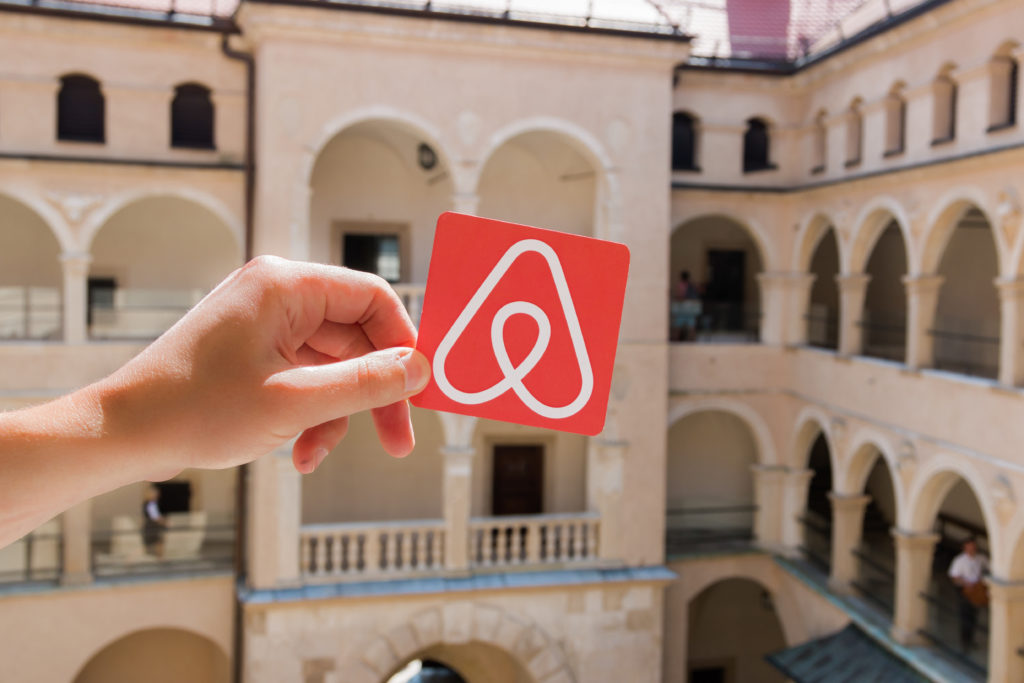 La plate-forme Airbnb devant la Cour de justice de l’Union européenne : l’instrument prend le pas sur la matière