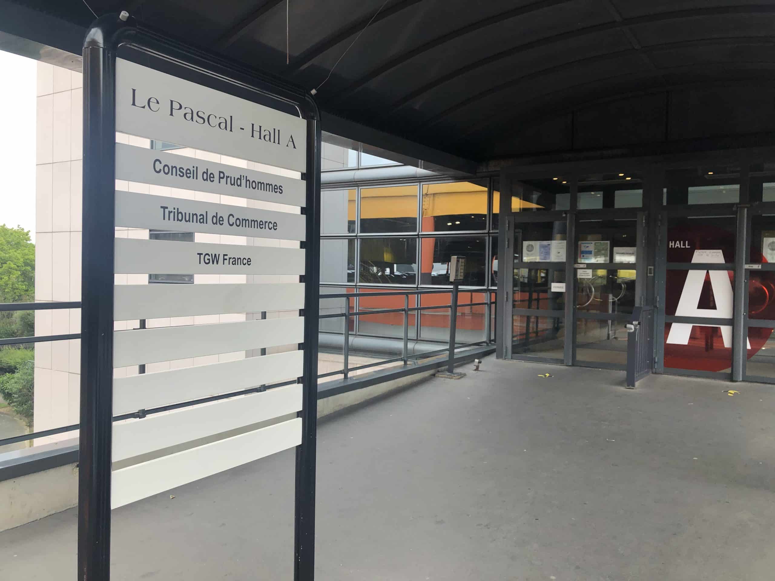 Hall du tribunal de Créteil indiquent les directions du TC et du CPH