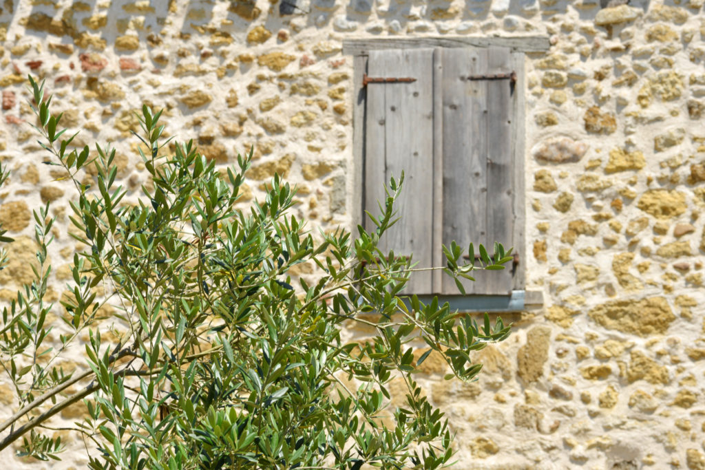 Façade de maison avec les volets fermés