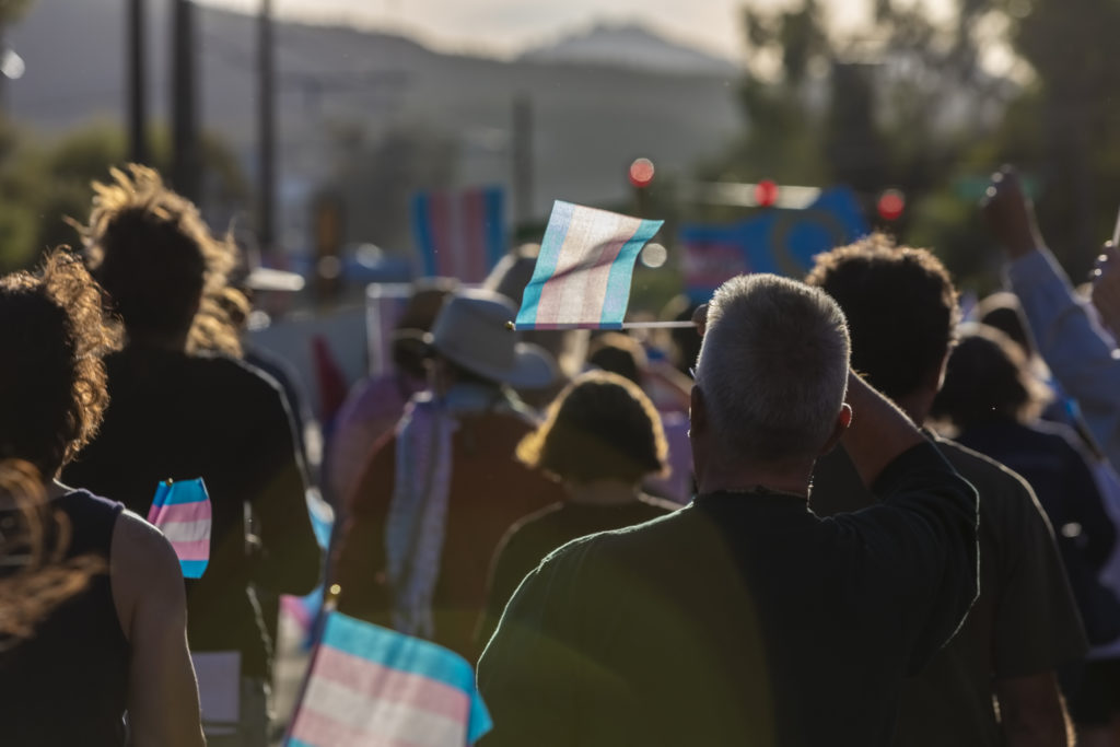 Transsexualisme : comment désigner un père biologique, juridiquement femme, sur l’acte de naissance de son enfant ?