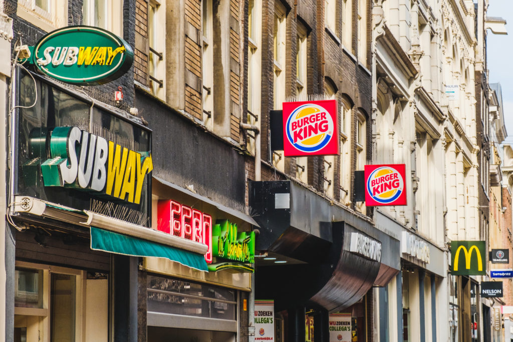 Acquisition par usucapion d’un droit de jouissance privatif réel et perpétuel au maintien des enseignes en imposte