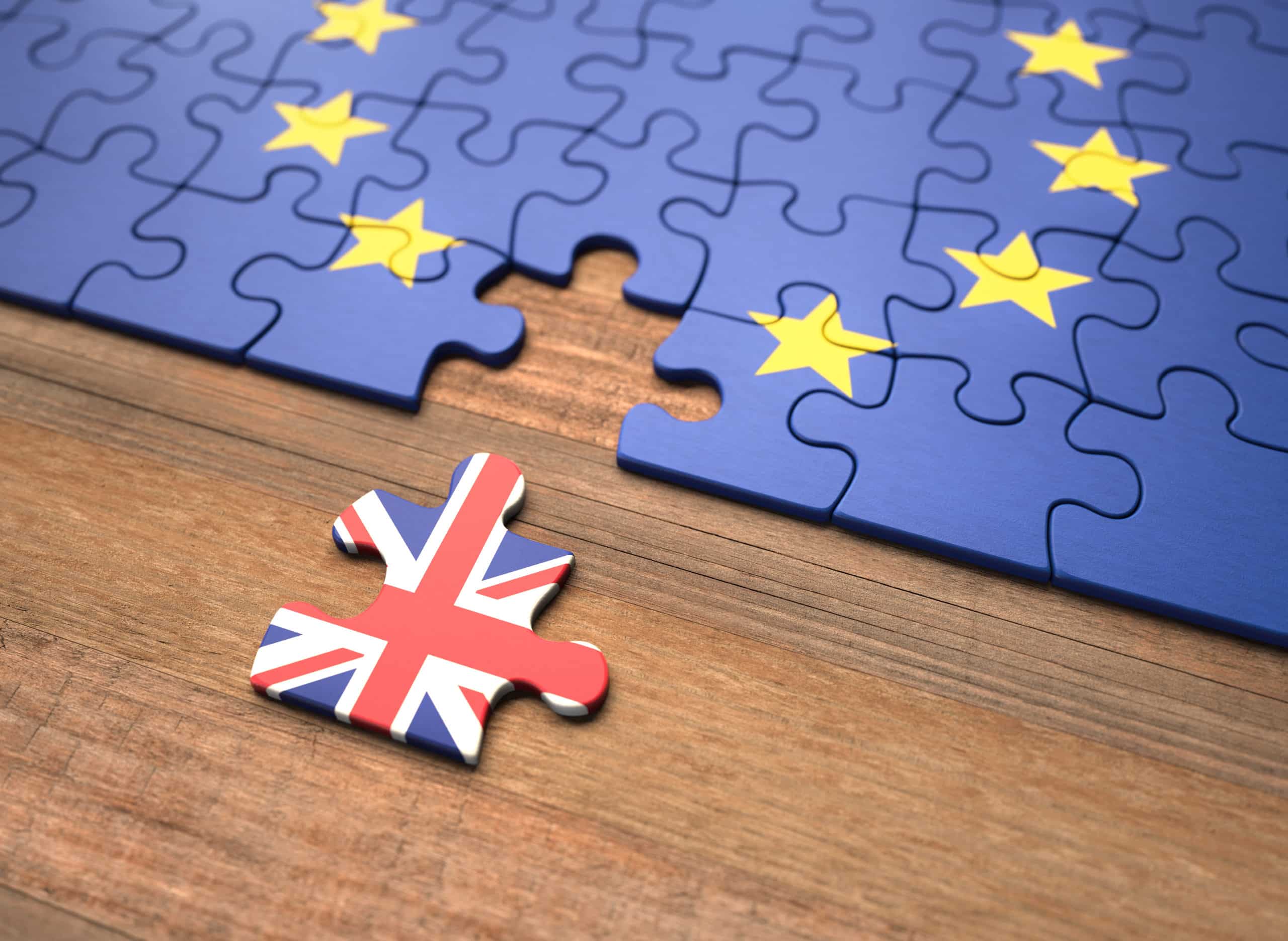 Brexit : Puzzle Europe avec une pièce avec le drapeau du Royaume-Uni détaché du puzzle