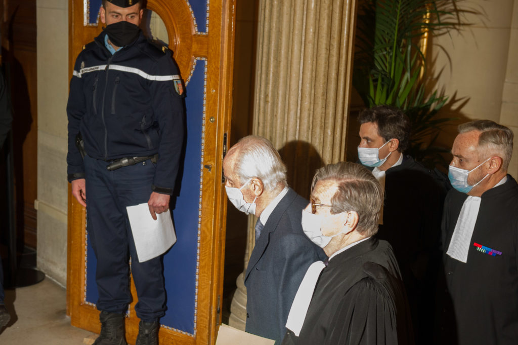 Edouard Balladur entouré de ses avocats arrive à la Cour de justice - Janvier 2021