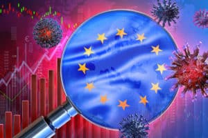 Une loupe avec les &eacute;toiles europ&eacute;ennes au-dessus de la carte de l'Europe, autour des repr&eacute;sentations du virus Covid