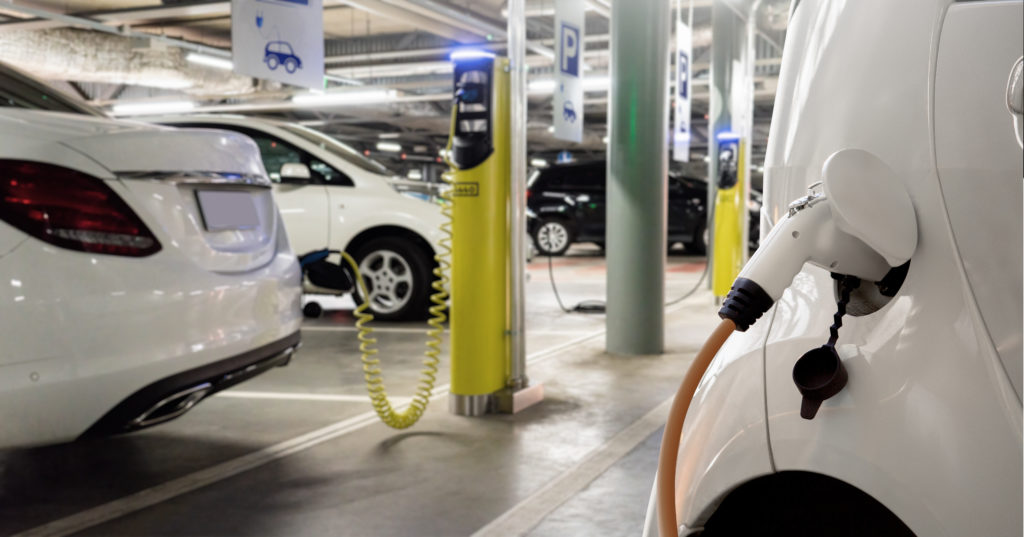 Parking avec bornes de chargement de véhicules électriques