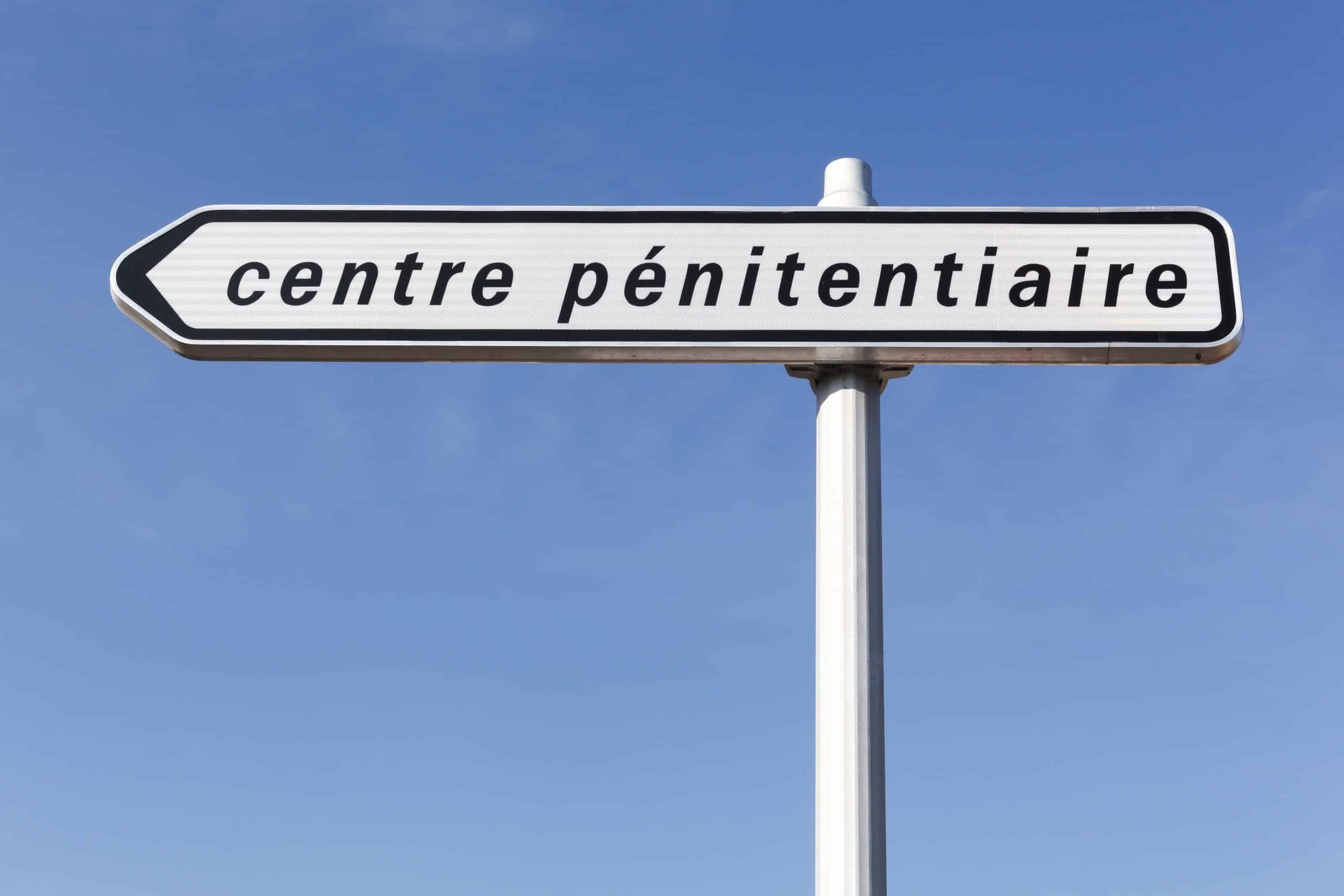 Panneau indiquant la direction d'un centre pénitentiaire