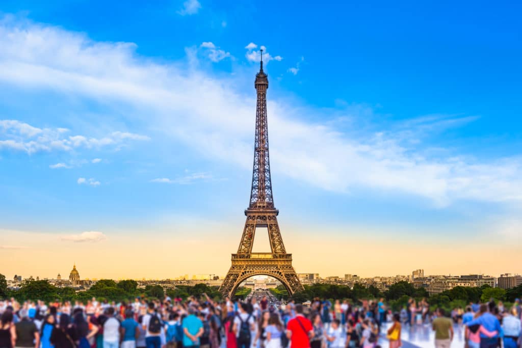 Touristes devant la Tour Eiffel