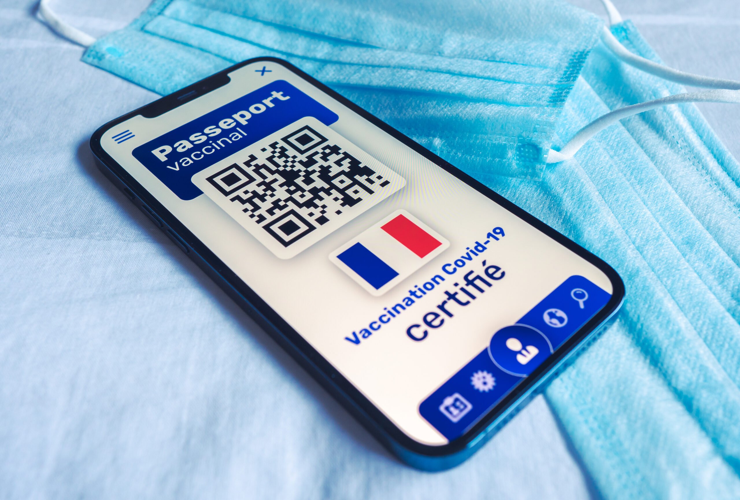 Passe sanitaire – Passeport vaccinal sur un téléphone portable permettant de se déplacer et de voyager – Vaccination contre le coronavirus Covid 19 en France