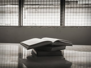 Un livre ouvert dans une prison