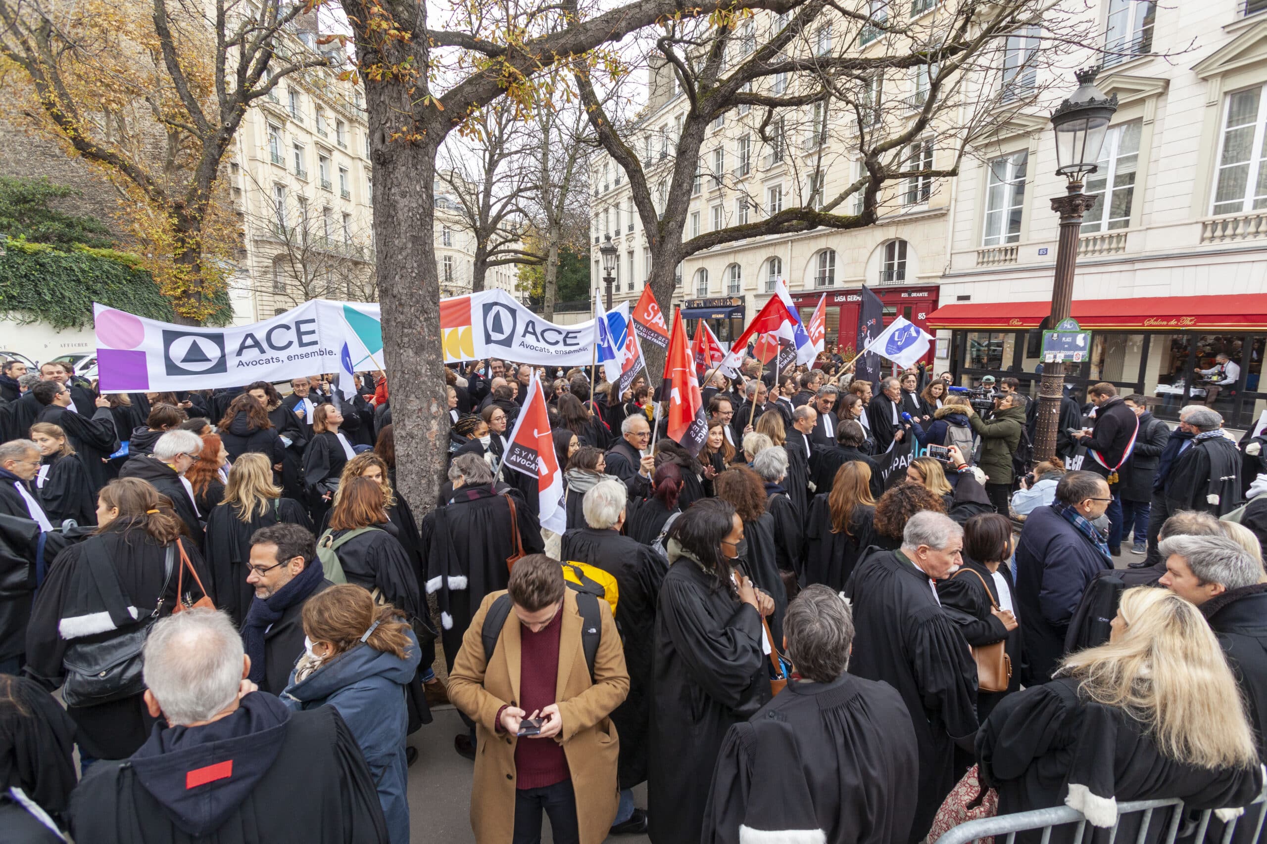 Les avocats descendent dans la rue pour protéger leur secret professionnel