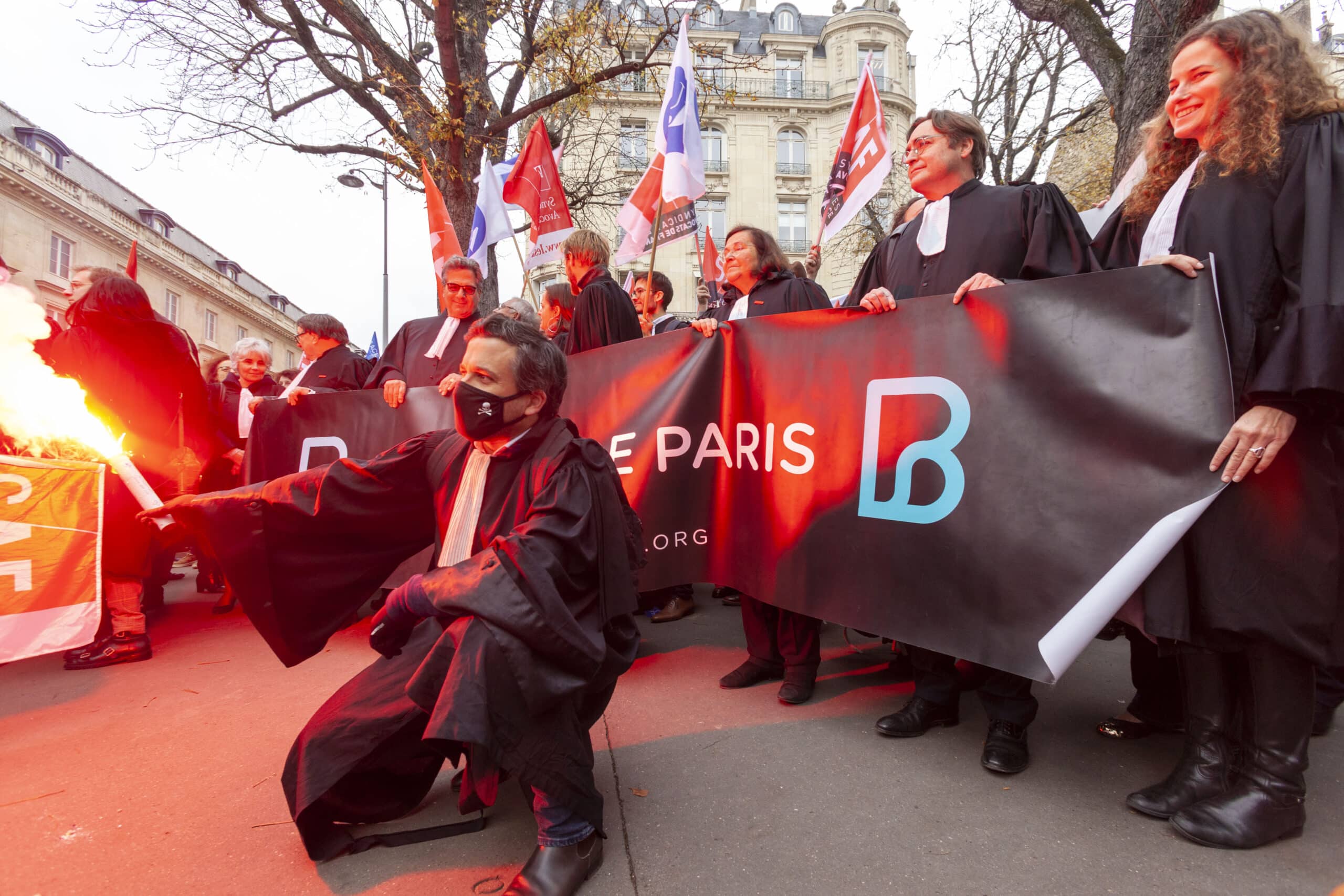 Les avocats descendent dans la rue pour protéger leur secret professionnel