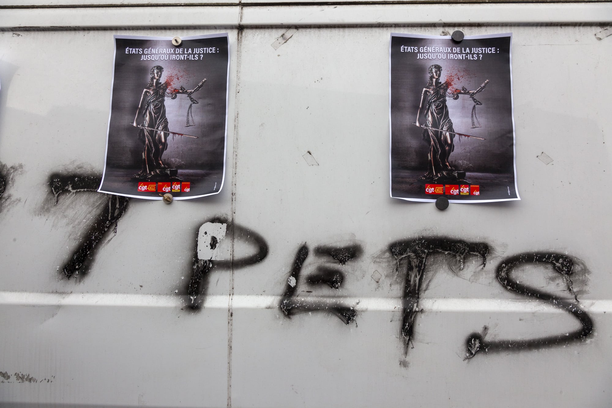 Magistrats, greffiers et avocats unis devant Bercy pour défendre la Justice