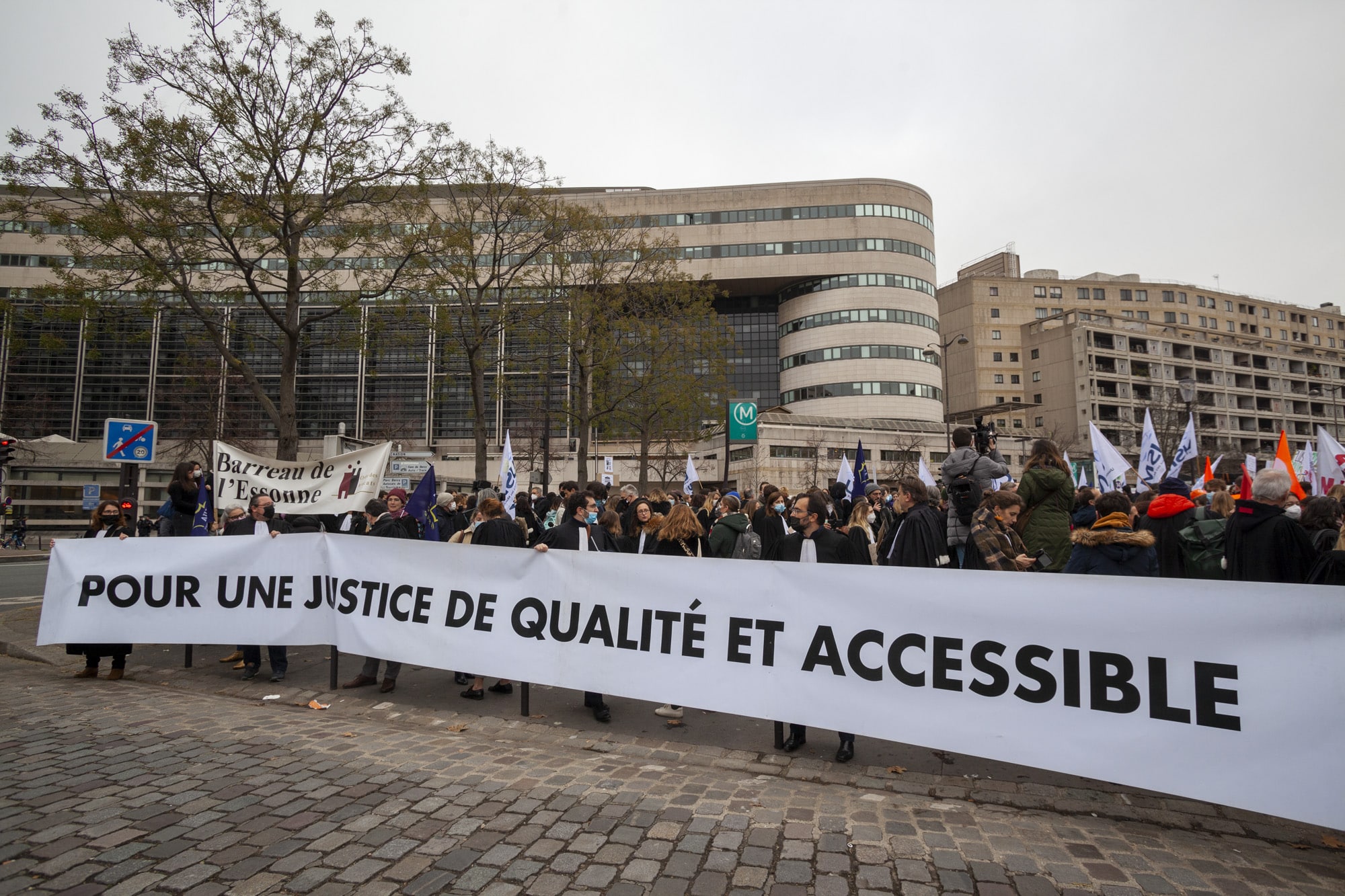 Magistrats, greffiers et avocats unis devant Bercy pour défendre la Justice